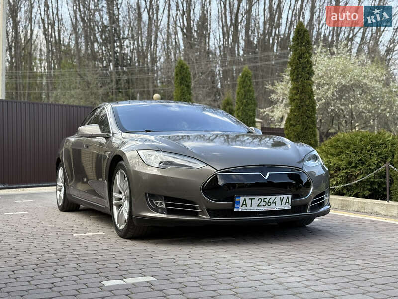 Лифтбек Tesla Model S 2015 в 