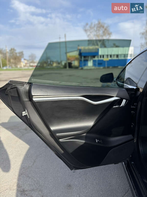 Лифтбек Tesla Model S 2016 в Остроге