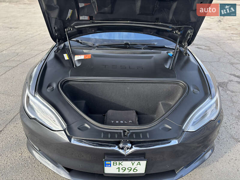 Лифтбек Tesla Model S 2016 в Остроге
