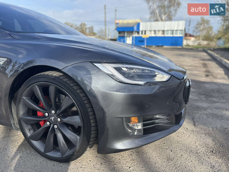 Лифтбек Tesla Model S 2016 в Остроге