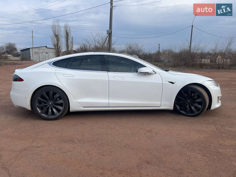 Лифтбек Tesla Model S 2016 в Кривом Роге