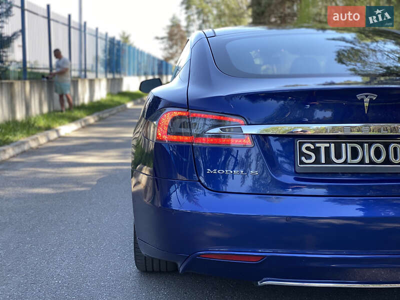 Ліфтбек Tesla Model S 2015 в Бучі