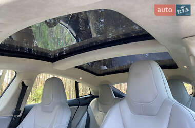 Лифтбек Tesla Model S 2015 в 