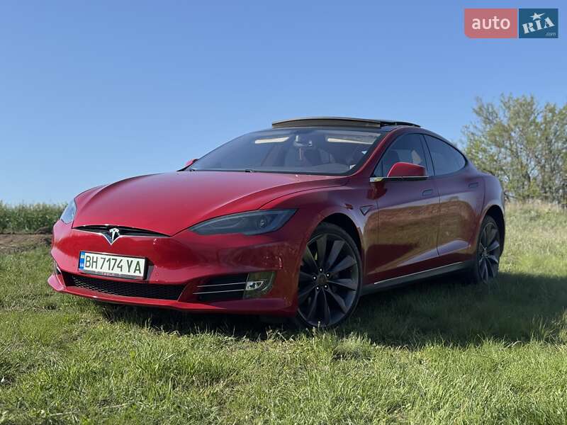 Лифтбек Tesla Model S 2013 в 