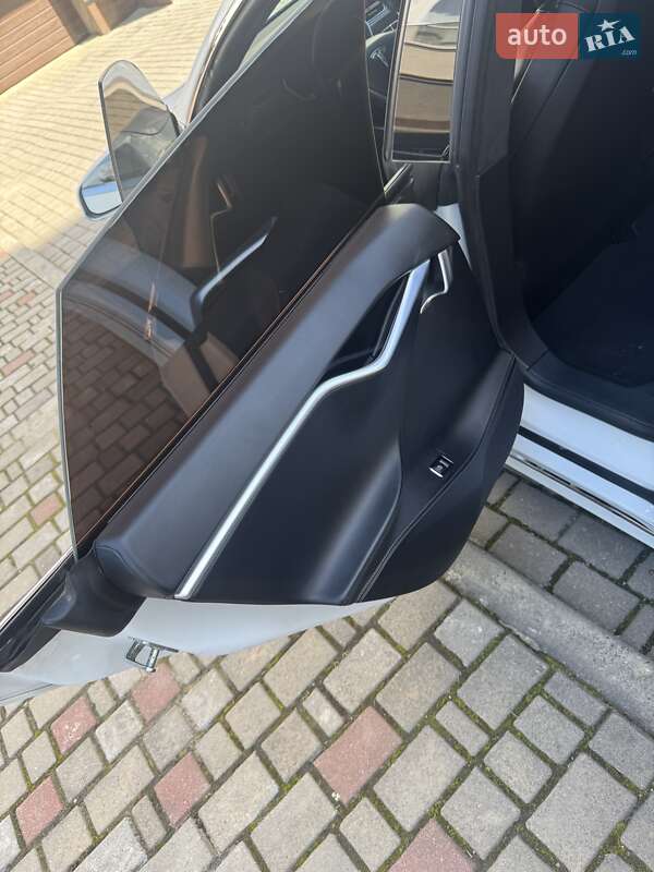 Лифтбек Tesla Model S 2017 в Ивано-Франковске