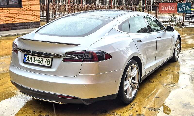 Лифтбек Tesla Model S 2015 в Киеве фото 8 Лифтбек Tesla Model S 2015 в Киеве