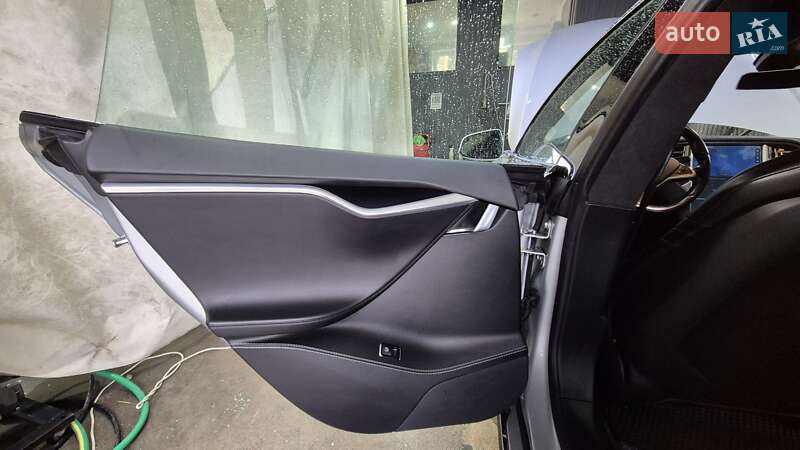 Лифтбек Tesla Model S 2015 в Киеве фото 14 Лифтбек Tesla Model S 2015 в Киеве