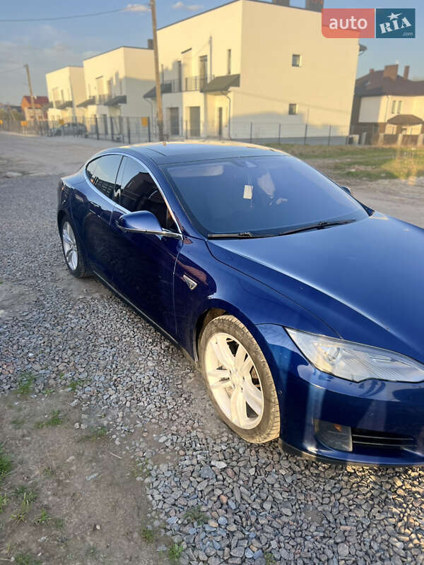 Лифтбек Tesla Model S 2015 в Львове