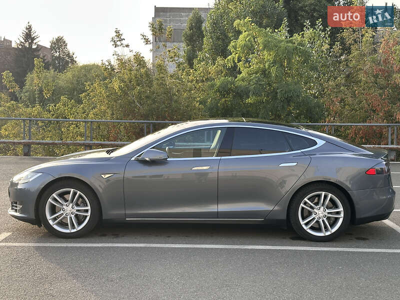 Лифтбек Tesla Model S 2014 в Киеве
