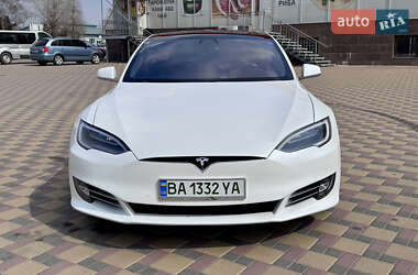 Лифтбек Tesla Model S 2017 в 