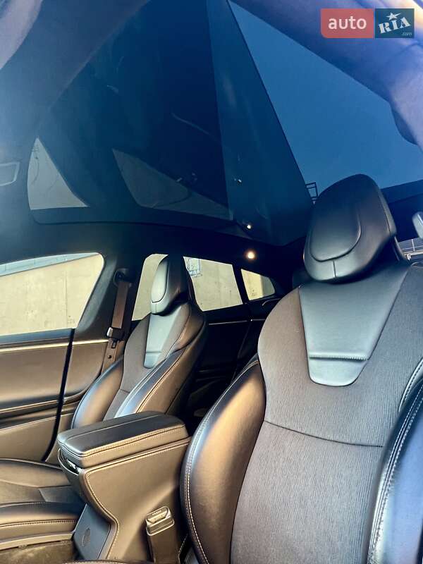 Лифтбек Tesla Model S 2017 в Киеве