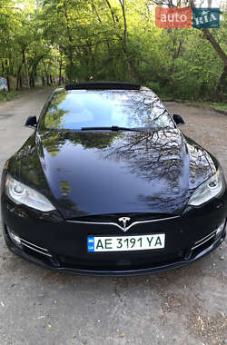 Лифтбек Tesla Model S 2015 в 