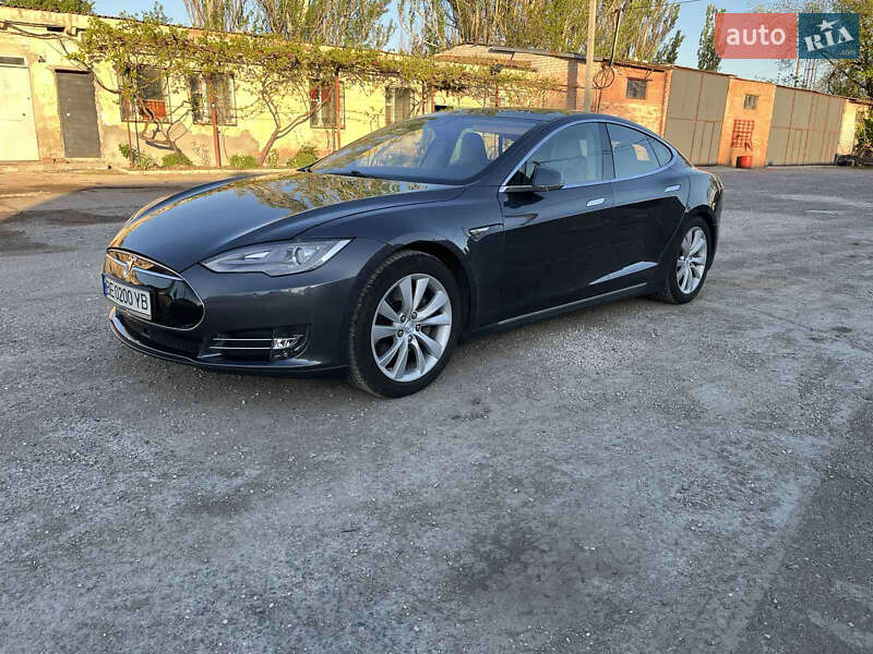 Лифтбек Tesla Model S 2016 в 