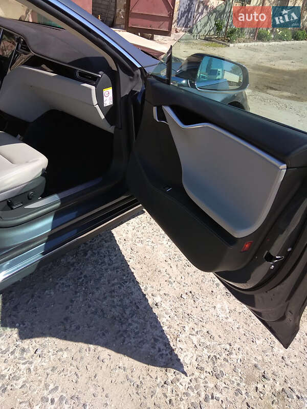 Лифтбек Tesla Model S 2016 в Николаеве