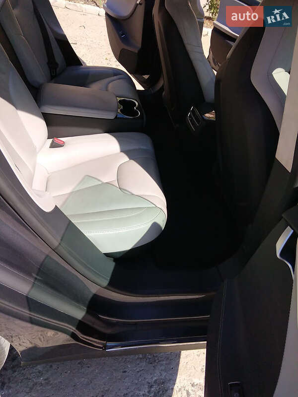 Лифтбек Tesla Model S 2016 в Николаеве