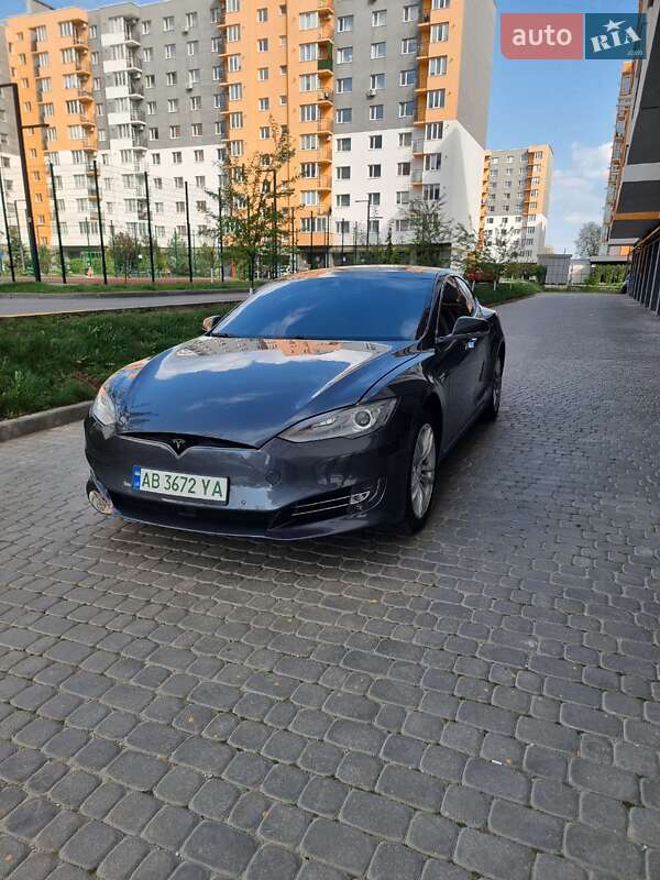 Лифтбек Tesla Model S 2015 в 