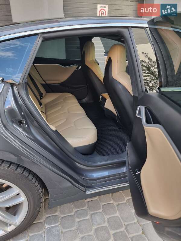 Лифтбек Tesla Model S 2015 в Виннице