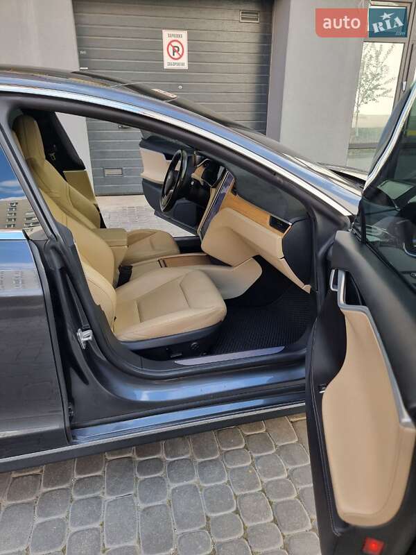Лифтбек Tesla Model S 2015 в Виннице