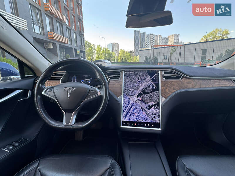 Лифтбек Tesla Model S 2016 в Киеве