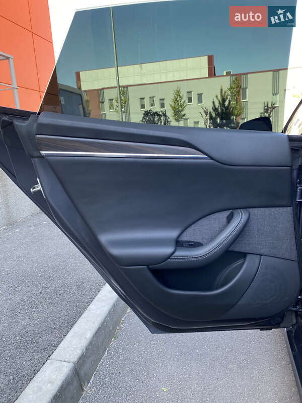 Лифтбек Tesla Model S 2022 в Днепре