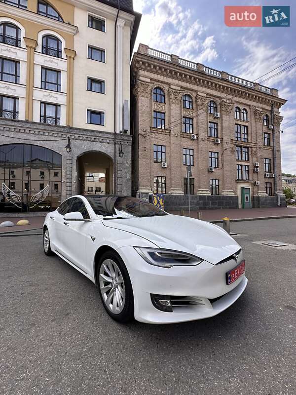 Лифтбек Tesla Model S 2018 в Киеве