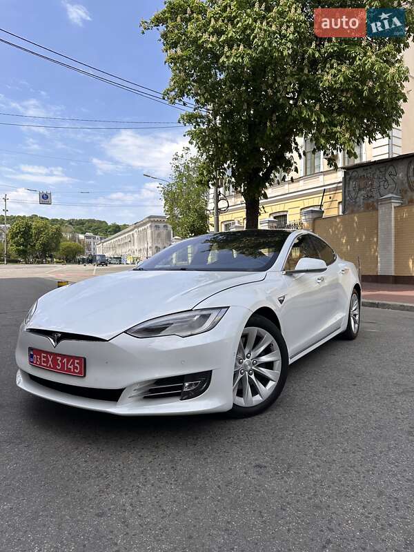 Лифтбек Tesla Model S 2018 в Киеве
