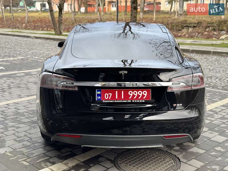 Лифтбек Tesla Model S 2013 в Сваляве