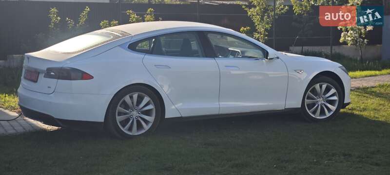 Лифтбек Tesla Model S 2014 в Новояворовске
