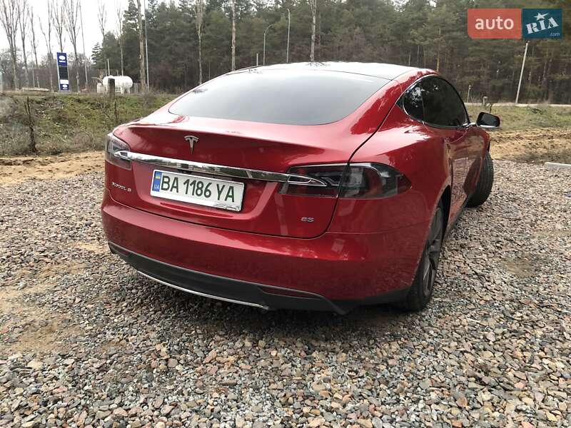 Лифтбек Tesla Model S 2014 в Саврани