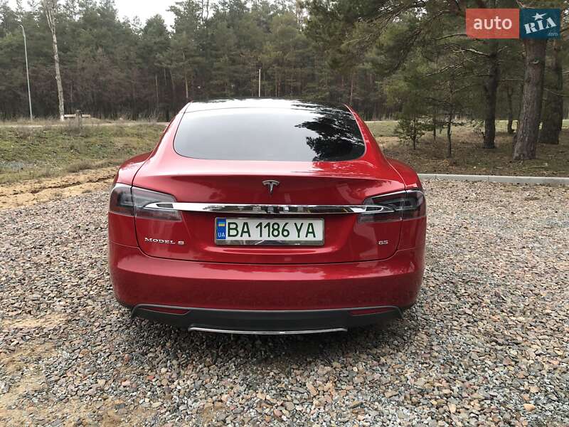Лифтбек Tesla Model S 2014 в Саврани