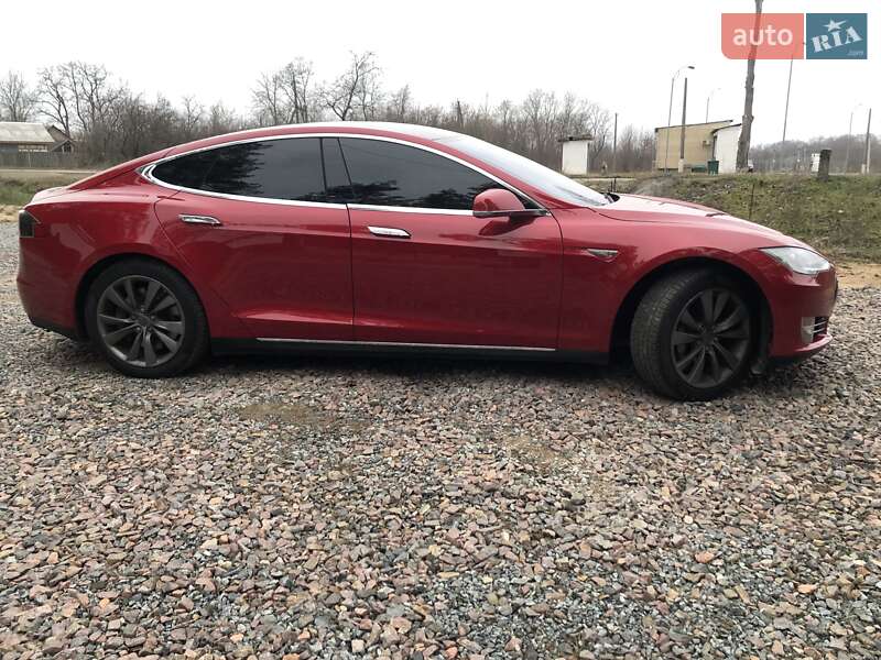 Лифтбек Tesla Model S 2014 в Саврани