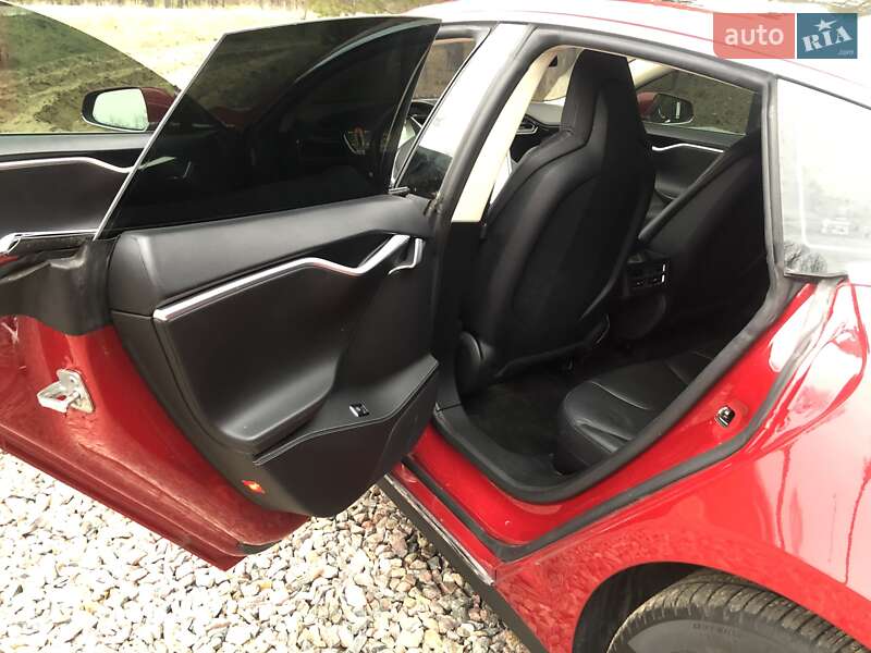 Лифтбек Tesla Model S 2014 в Саврани