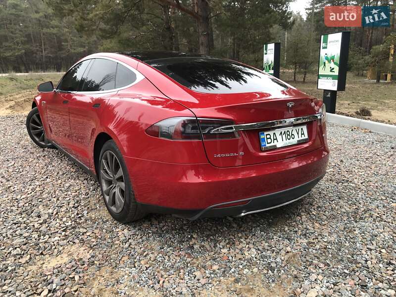 Лифтбек Tesla Model S 2014 в Саврани