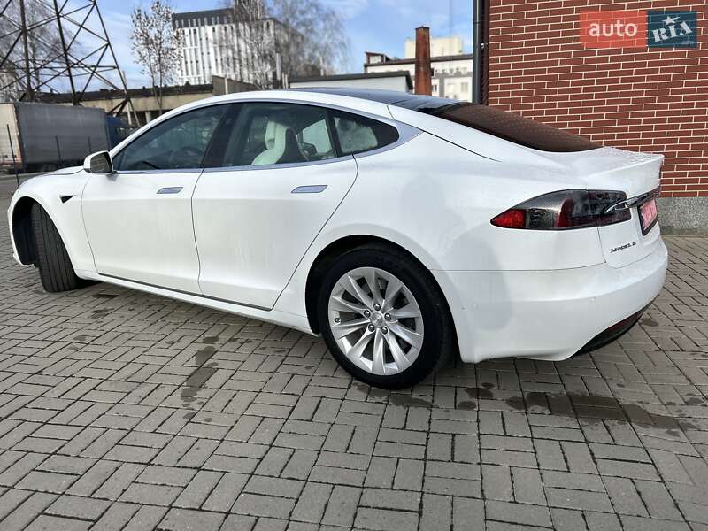 Лифтбек Tesla Model S 2017 в Львове