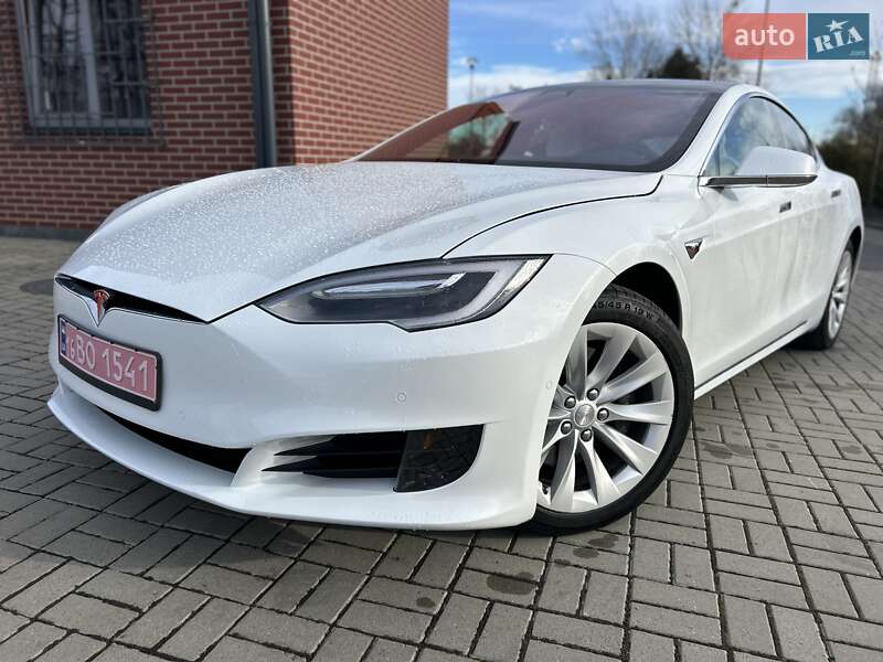 Лифтбек Tesla Model S 2017 в Львове