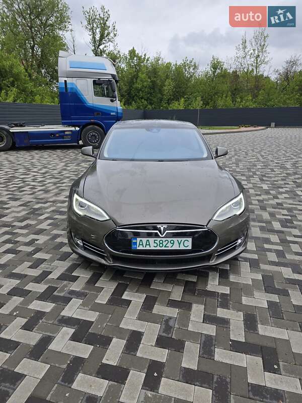 Ліфтбек Tesla Model S 2015 в 