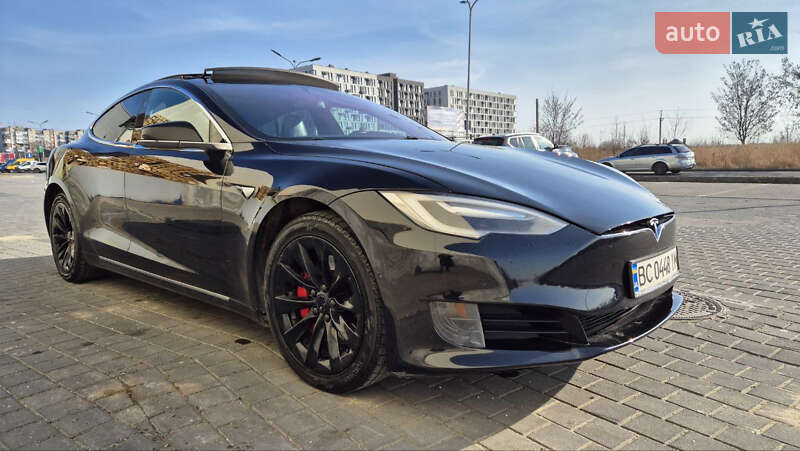 Лифтбек Tesla Model S 2017 в Львове