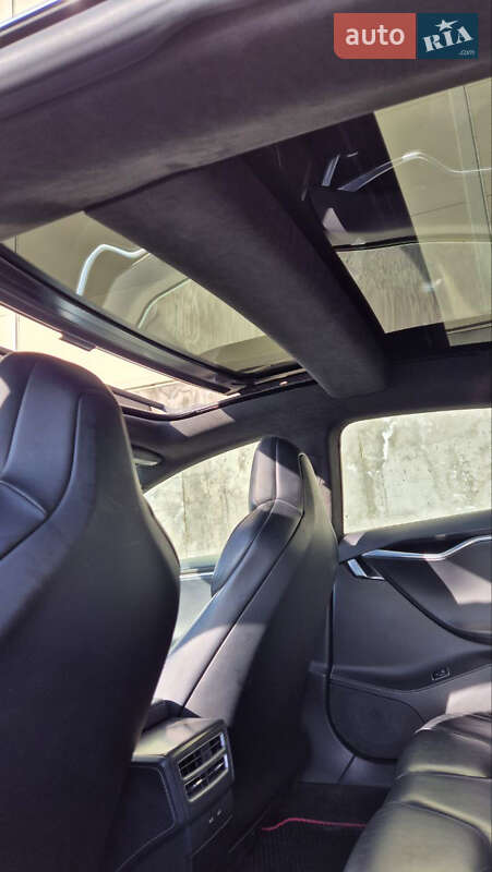 Лифтбек Tesla Model S 2017 в Львове