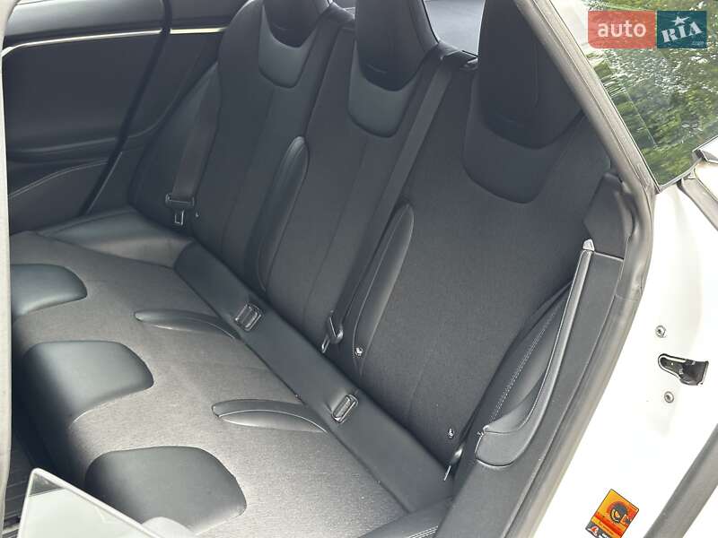Лифтбек Tesla Model S 2015 в Киеве