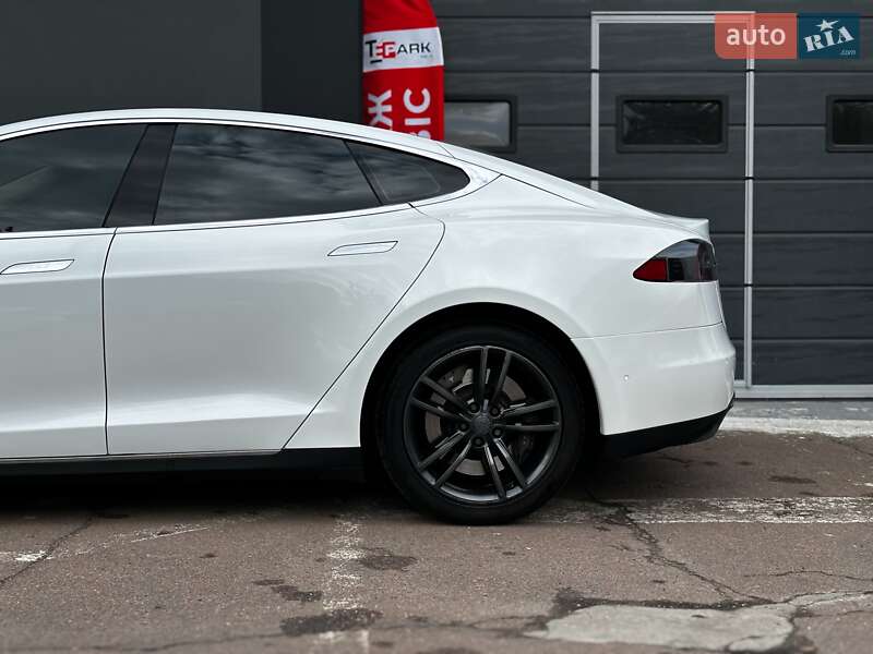 Лифтбек Tesla Model S 2015 в Киеве