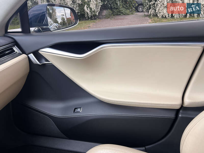Ліфтбек Tesla Model S 2017 в Дніпрі