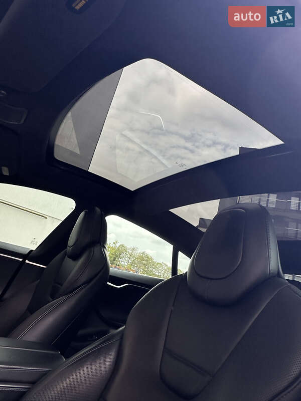 Лифтбек Tesla Model S 2016 в Львове