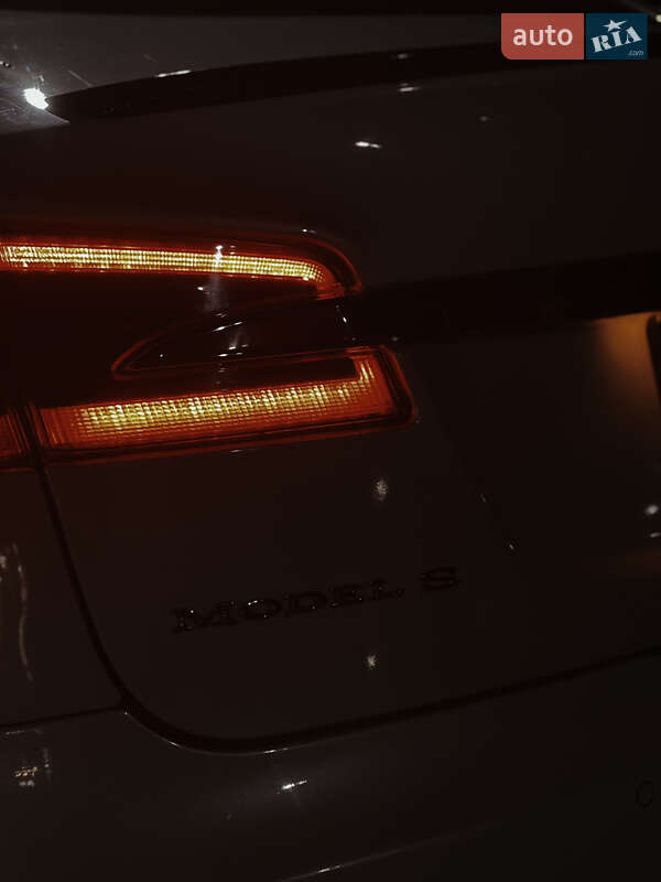 Ліфтбек Tesla Model S 2014 в Чернівцях