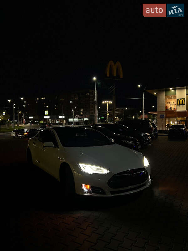 Седан Tesla Model S 2014 в 