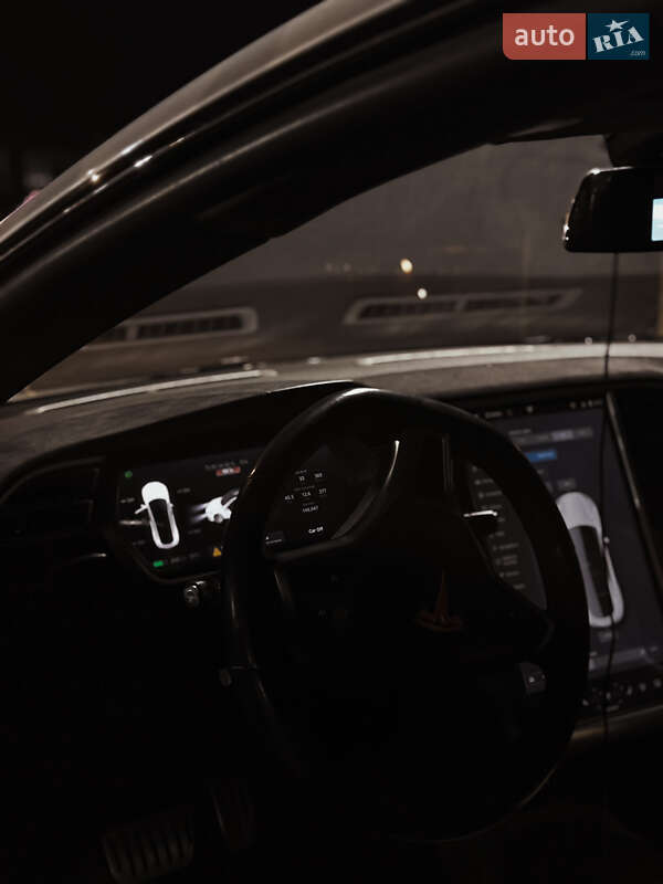 Седан Tesla Model S 2014 в Черновцах