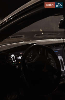 Седан Tesla Model S 2014 в 