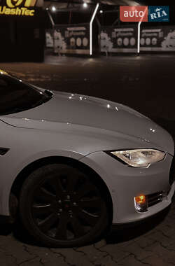 Седан Tesla Model S 2014 в 