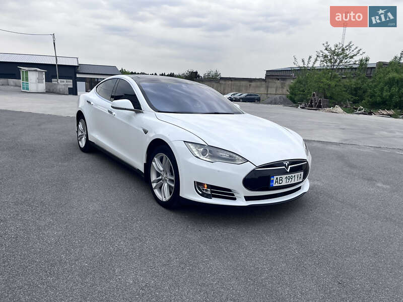 Лифтбек Tesla Model S 2015 в Виннице