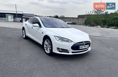 Лифтбек Tesla Model S 2015 в 