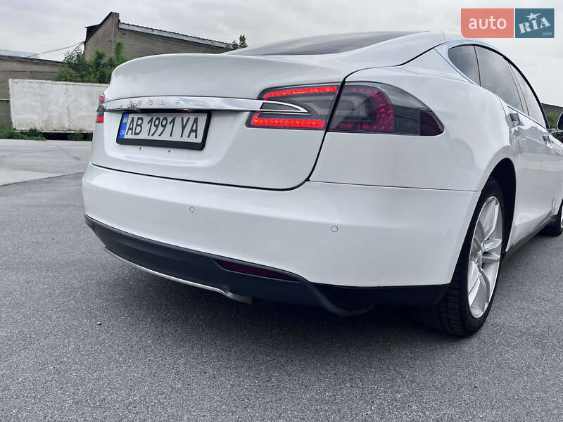 Лифтбек Tesla Model S 2015 в Виннице
